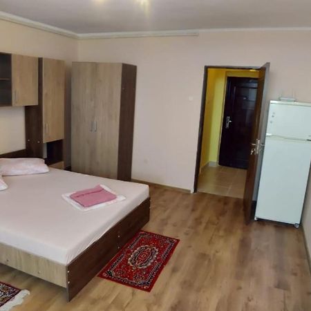 Flora Apartament Lägenhet Satu Mare Exteriör bild
